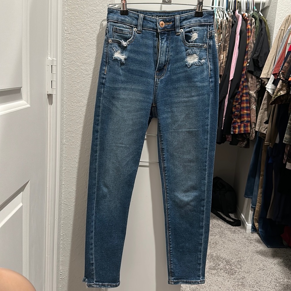American Eagle slightly Distressed Stretchy Mom Jean. 000 X-Short